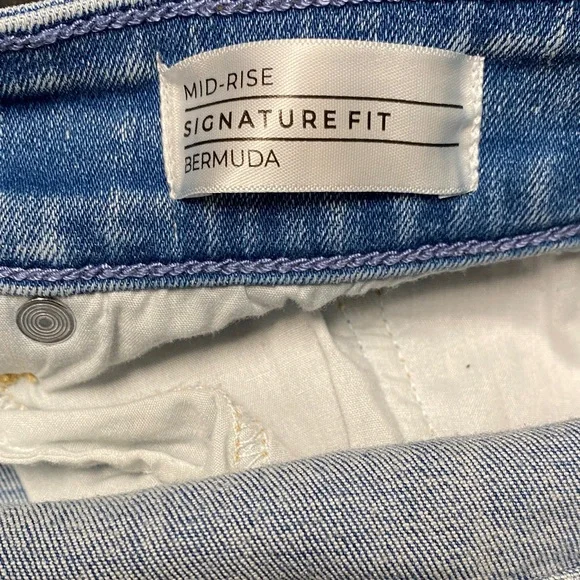 #LB918 - Lane Bryant Embroidered Bermuda Mid-Rise Denim Shorts- 20W - Picture 5 of 8